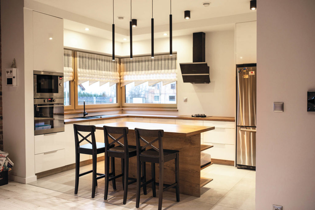 Wyspa kuchenna. Kuchnia na wymiar Poznań. W domu jednorodzinnym. Kuchnia zmontowana na wymiar.