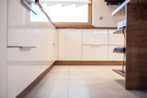 Białe fronty szaf lakierowane w jasnej kuchni na zamówienie gradal.pl