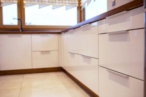 Białe fronty szaf lakierowane na wysoki połysk gradal.pl