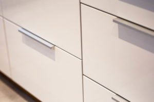 Białe fronty szaf z cichym domykiem gradal.pl