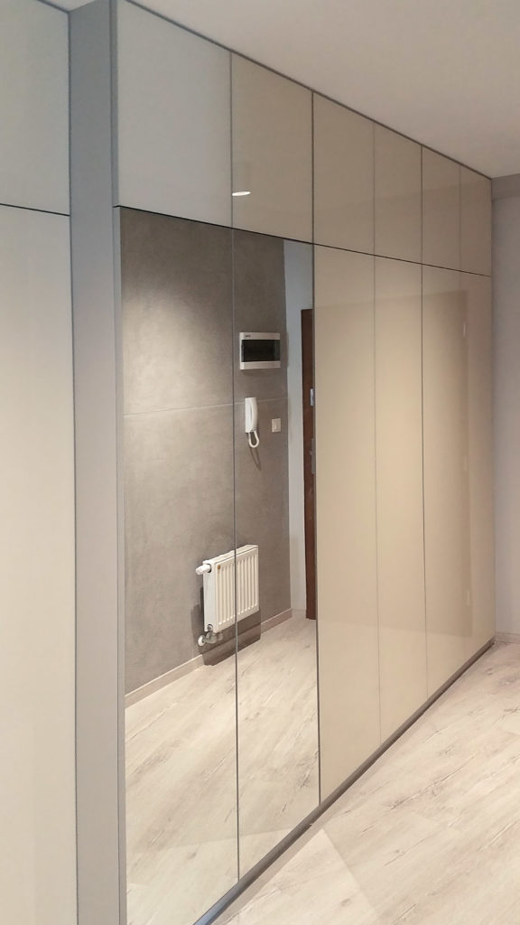 Szafa wnękowa w przedpokoju beżowa z lustrem grada.pl