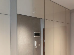 Zabudowa do sufitu na korytarzu z szafą gradal.pl