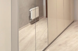 Szafa na korytarzu z lustrem na drzwiach gradal.pl