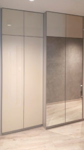 Szafa z lustrem w pzedpokoju na wymiar gradal.pl