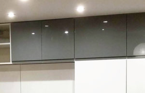 Popielate półki w kuchni gradal.pl