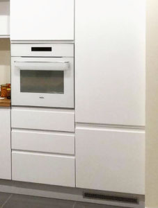 Lodówka i zamrażarka ukryte za białymi drzwiami gradal.pl