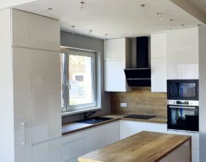 Biała kuchnia z połyskiem narożnikowa w Poznaniu