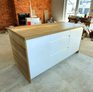 Wyspa kuchenna na wymiar przy salonie