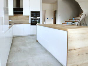 Biała kuchnia w Poznaniu po remoncie z wyspą