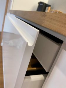 Frezowane uchwyty do szuflad w kuchni Gradal meble na wymiar Stolarz Poznań