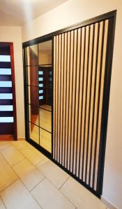 Szafa do przedpokoju wnękowa z lustrem i lamelami