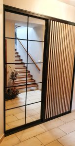 Szafa do przedpokoju wnękowa z lustrem i lamelami