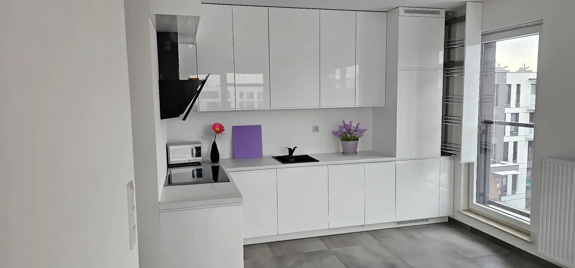 Biała kuchnia na wymiar na zamówienie w Poznaniu. Fronty lakierowane bez uchwytów.