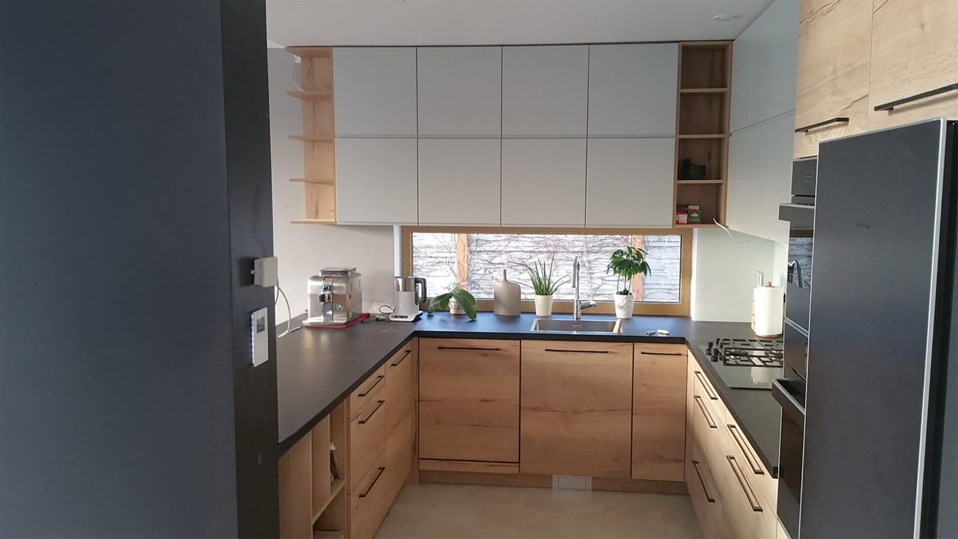 Kuchnia w drewnianym kolorze i szarościach, kuchnia na zamówienie na wymiar w Poznaniu